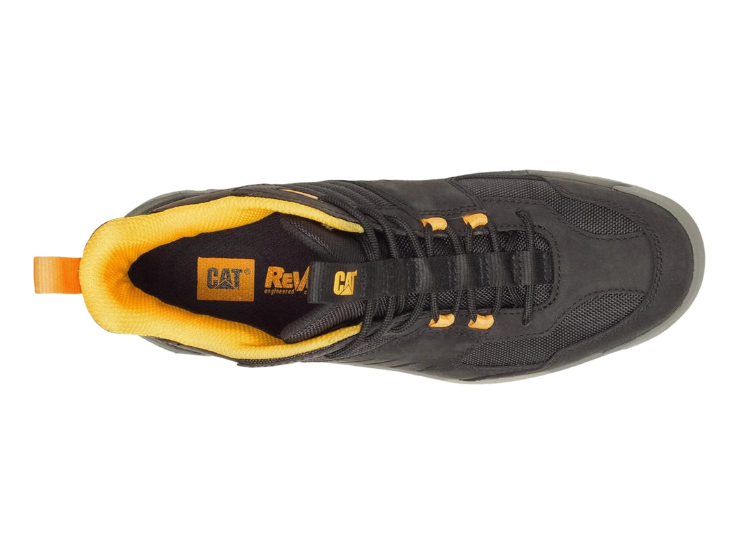 Zapato deportivo Caterpillar negro de corte medio con detalles amarillos y suela robusta.