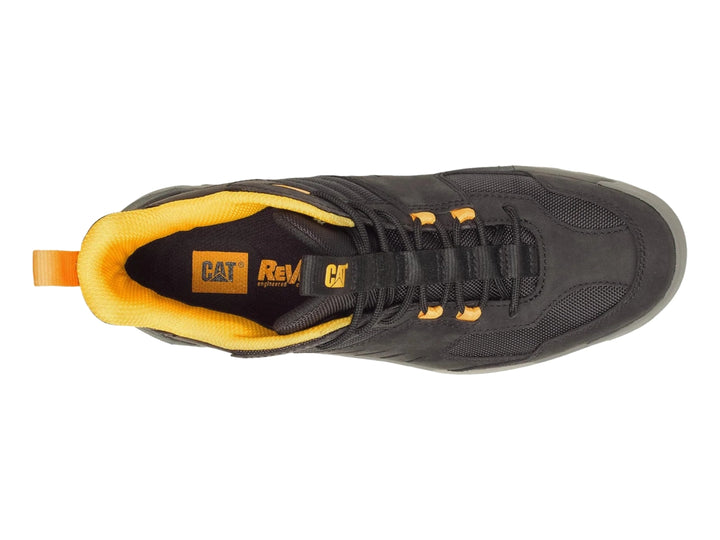Zapato deportivo Caterpillar negro de corte medio con detalles amarillos y suela robusta.