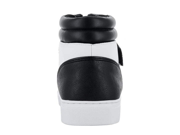 Tenis botín Guess multicolor con detalles en negro, verde oliva y naranja sobre fondo blanco.
