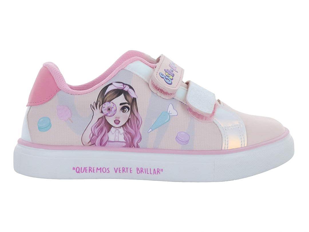 Tenis deportivos color rosa para niña con diseño de personaje y dulces, suela blanca y cierre de velcro.