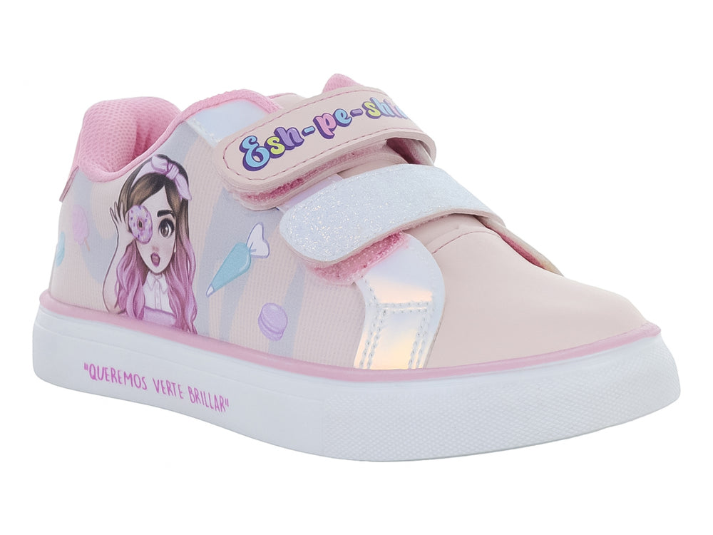Tenis deportivos color rosa para niña con diseño de personaje y dulces, suela blanca y cierre de velcro.