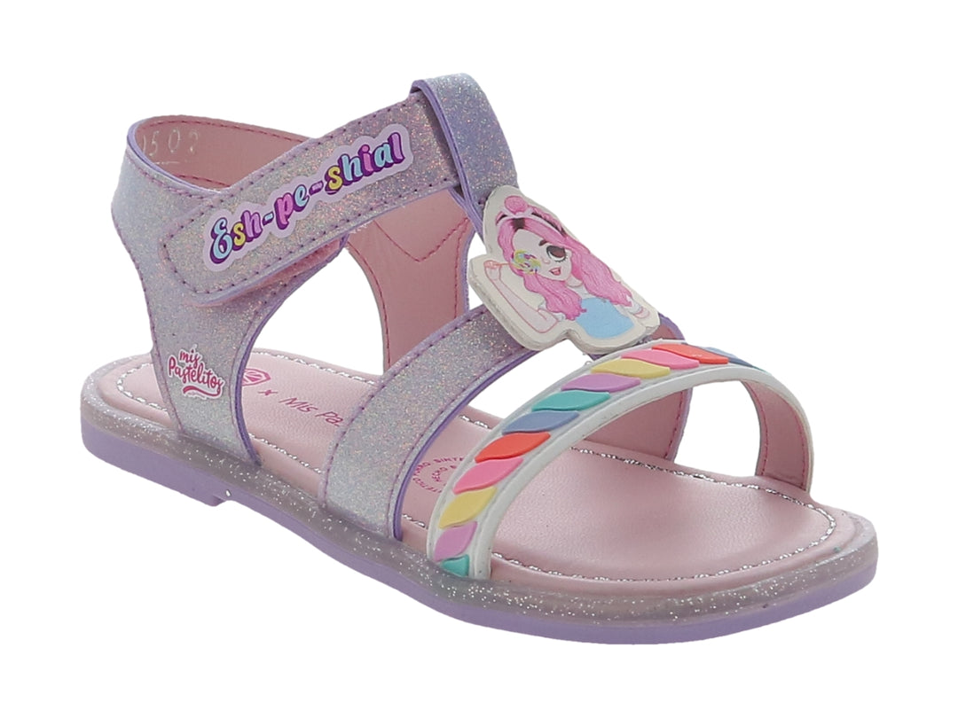 Sandalia infantil color lila con acabado brillante, detalles de arcoíris y correa con texto decorativo.