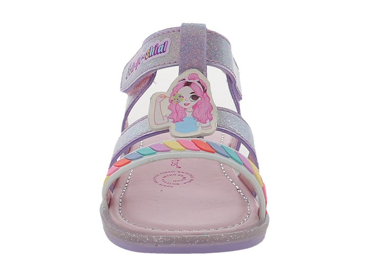 Sandalia infantil color lila con acabado brillante, detalles de arcoíris y correa con texto decorativo.