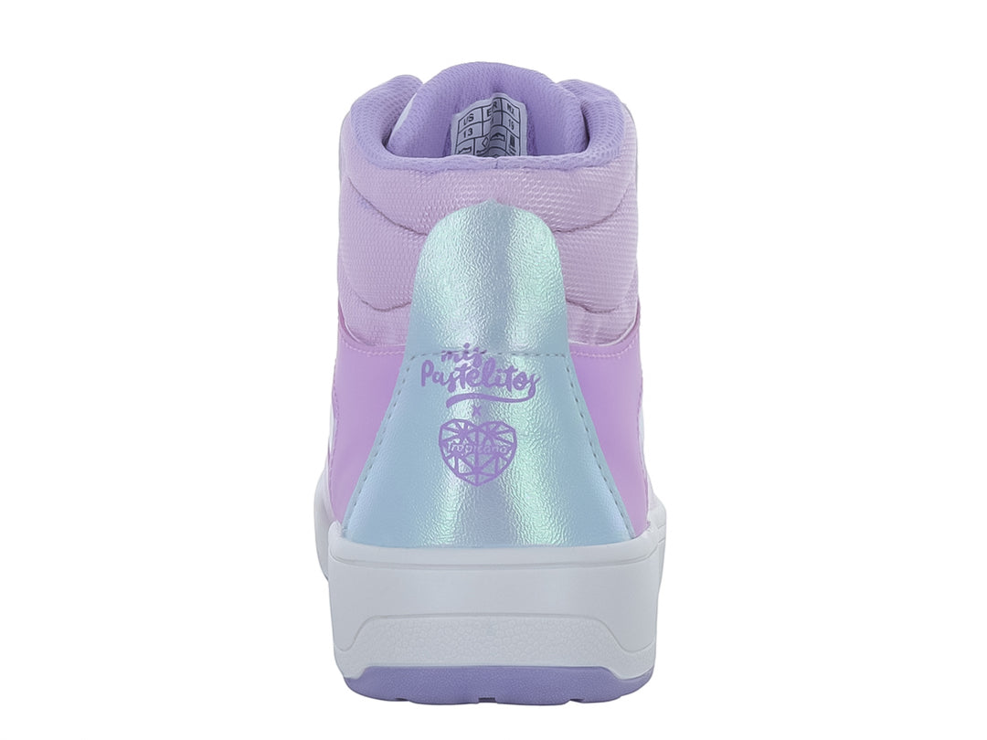 Tenis deportivos de bota alta en color blanco con detalles morados y paneles iridiscentes brillantes.