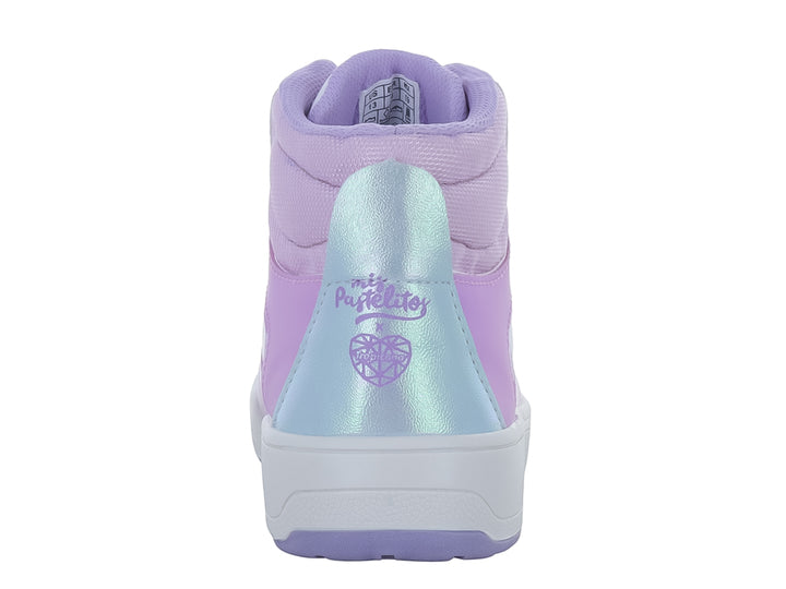 Tenis deportivos de bota alta en color blanco con detalles morados y paneles iridiscentes brillantes.