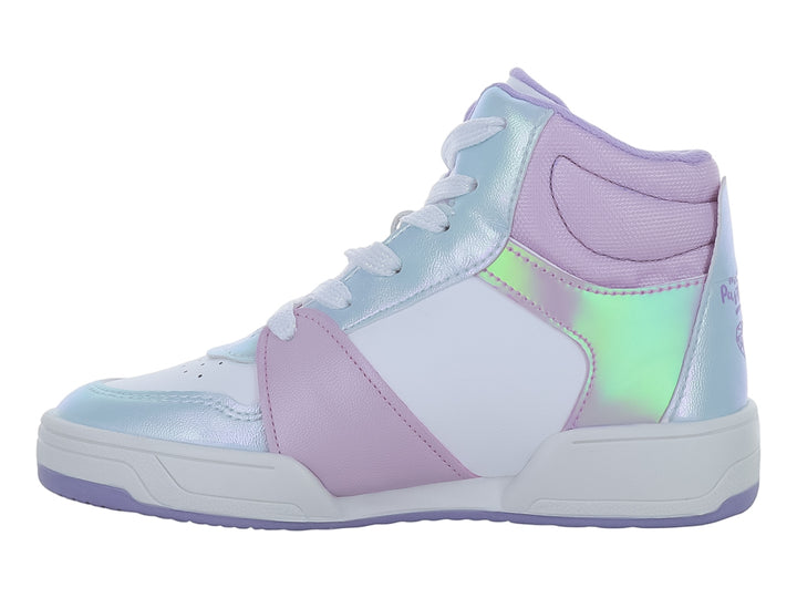 Tenis deportivos de bota alta en color blanco con detalles morados y paneles iridiscentes brillantes.