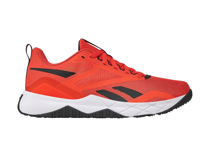 Tenis deportivos Reebok en color rojo cereza con detalles en negro y suela blanca.