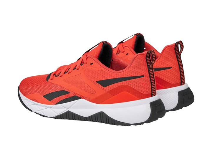 Tenis deportivos Reebok en color rojo cereza con detalles en negro y suela blanca.