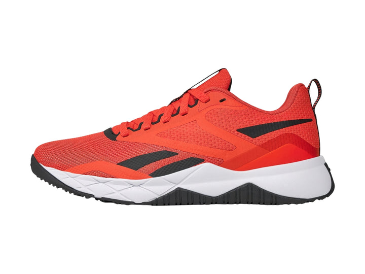 Tenis deportivos Reebok en color rojo cereza con detalles en negro y suela blanca.