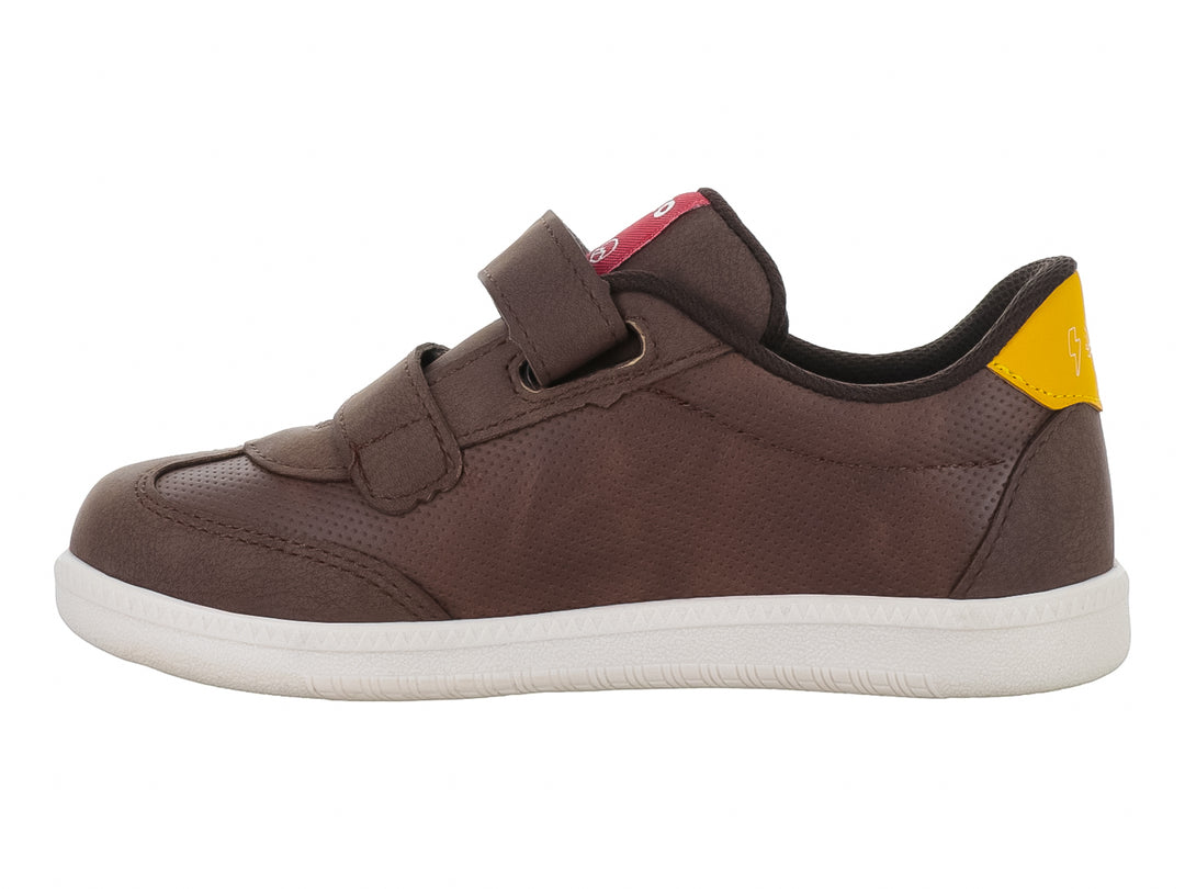 Tenis infantiles color café con cierre de velcro, suela blanca y detalle amarillo en el talón.