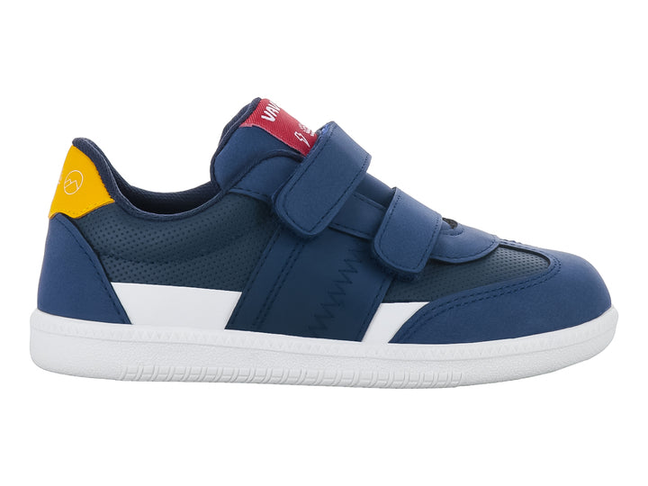 Tenis deportivos para niño en color azul marino con detalles en blanco y amarillo, cierre de velcro y suela blanca.