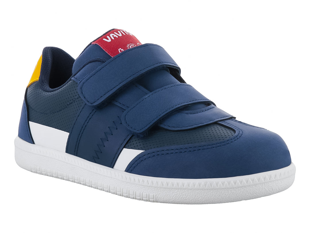 Tenis deportivos para niño en color azul marino con detalles en blanco y amarillo, cierre de velcro y suela blanca.