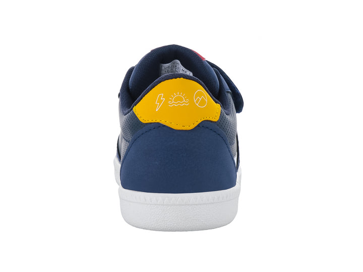 Tenis deportivos para niño en color azul marino con detalles en blanco y amarillo, cierre de velcro y suela blanca.