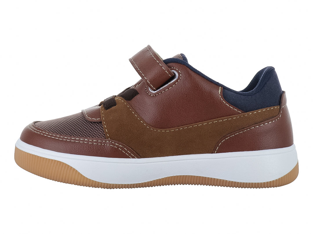 Zapato casual para niño en color café con suela blanca y detalles en azul marino.
