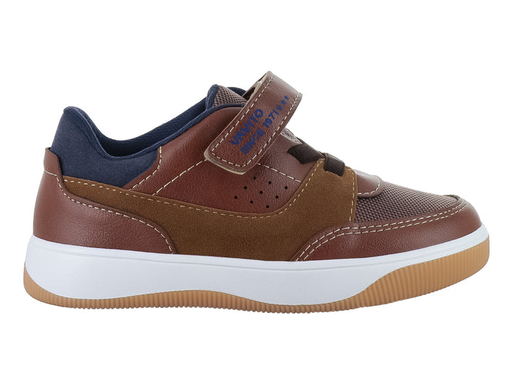 Zapato casual para niño en color café con suela blanca y correa de velcro.