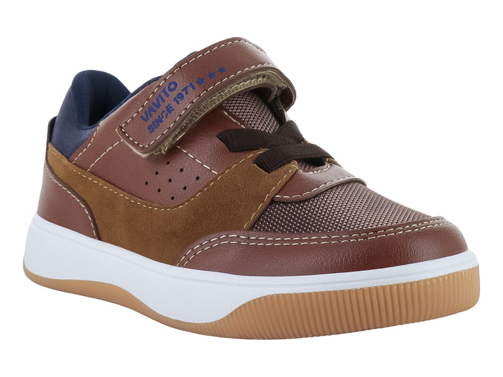 Zapato casual para niño en color café con suela blanca y correa de velcro.