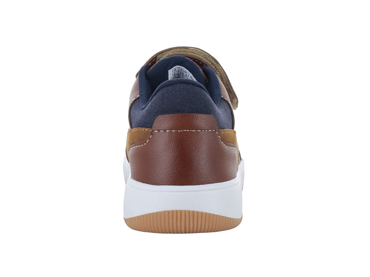 Zapato casual para niño en color café con suela blanca y correa de velcro.