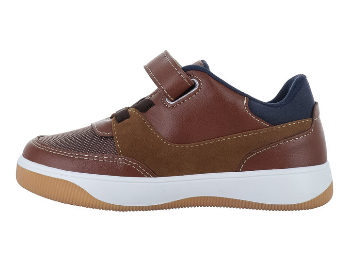 Zapato casual para niño en color café con suela blanca y correa de velcro.