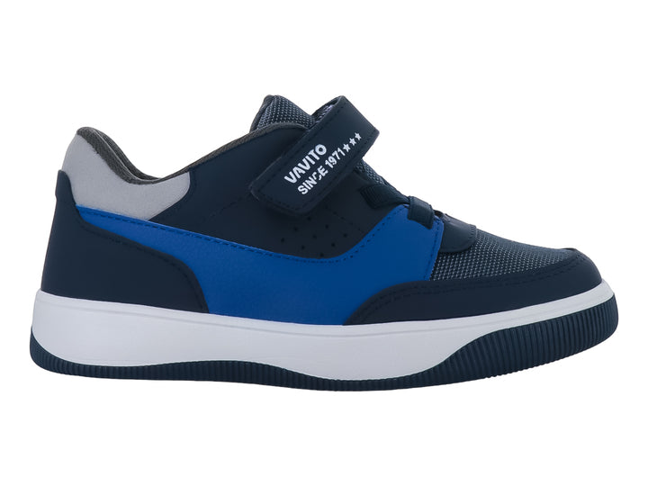 Tenis infantiles color azul marino con detalles en azul y suela blanca, cierre de velcro.