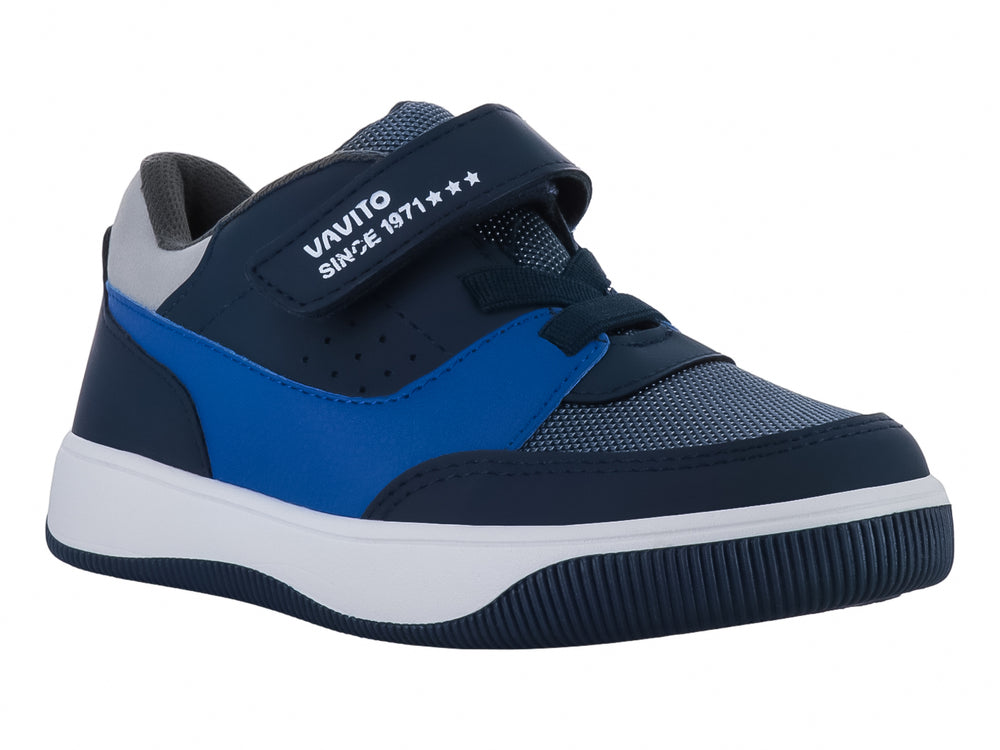 Tenis infantiles color azul marino con detalles en azul y suela blanca, cierre de velcro.