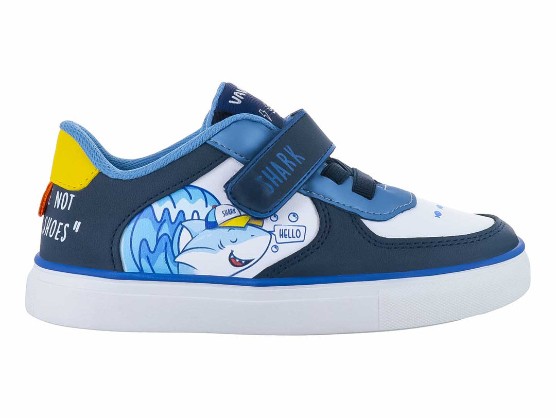 Zapato infantil VAVITO color marino y blanco con diseño de tiburón y cierre de velcro.