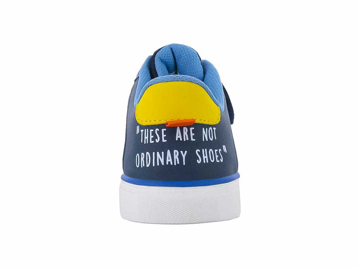 Zapato infantil VAVITO color marino y blanco con diseño de tiburón y cierre de velcro.