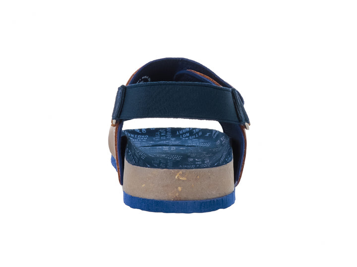 Sandalia para niño color camel con suela y detalles en azul y cierre de velcro.