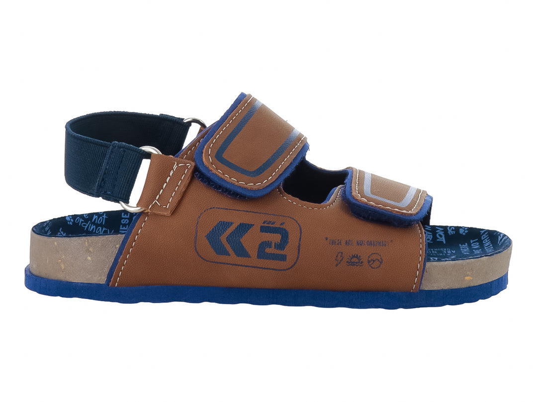 Sandalia para niño color camel con detalles y suela en color azul, cierre de velcro y correa ajustable.
