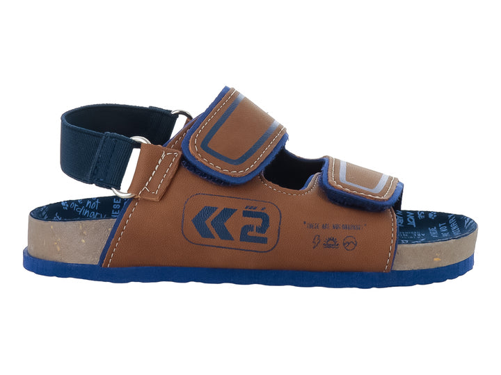 Sandalia para niño color camel con detalles y suela en color azul, cierre de velcro y correa ajustable.