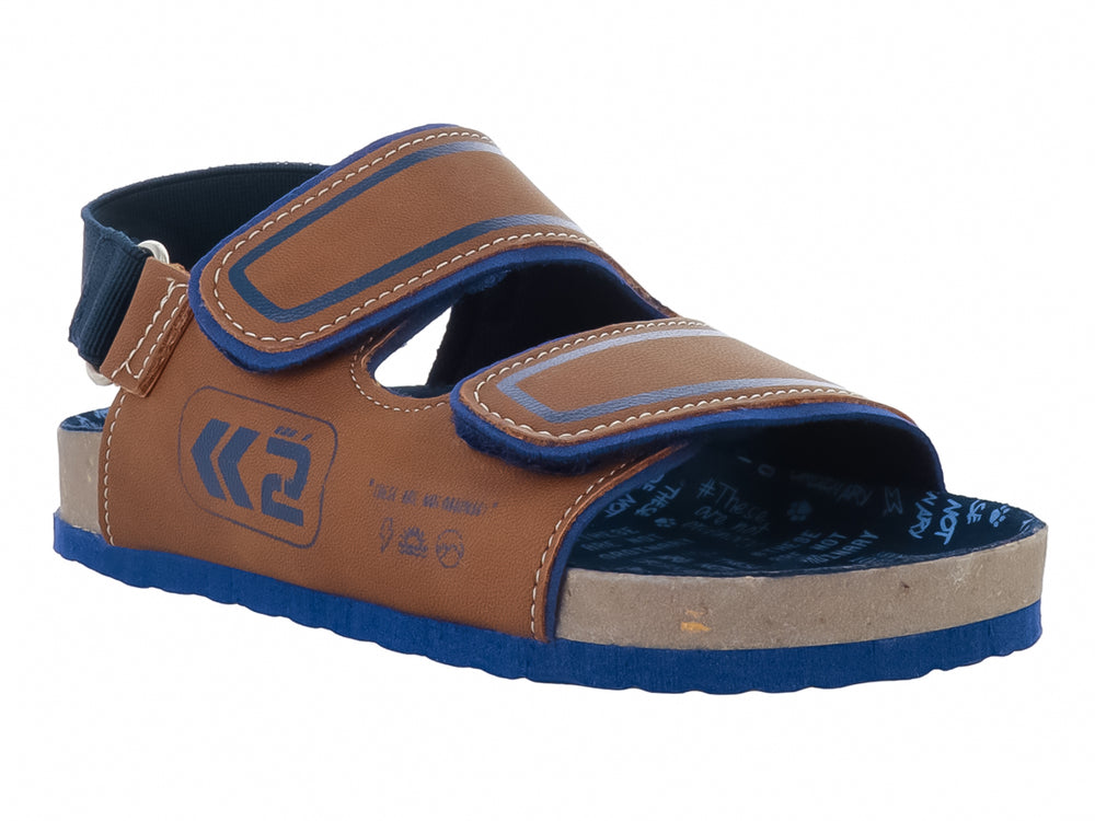 Sandalia para niño color camel con detalles y suela en color azul, cierre de velcro y correa ajustable.