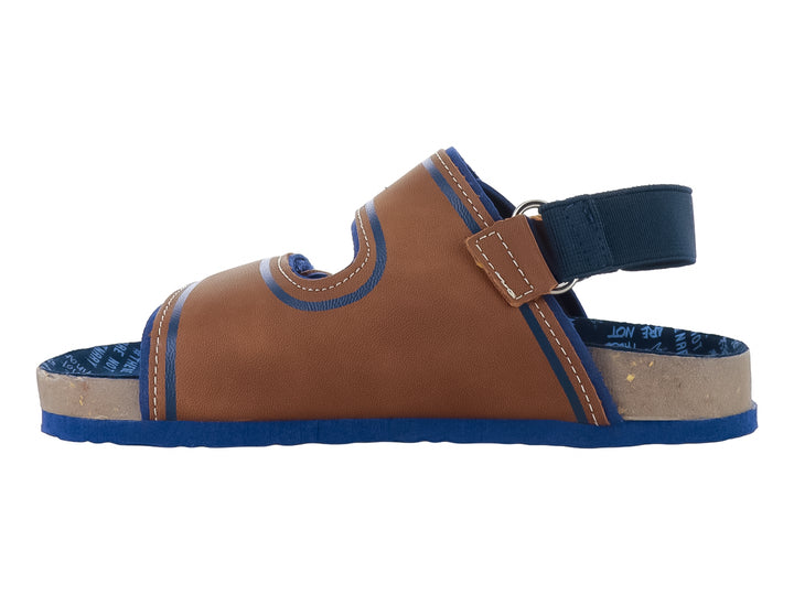 Sandalia para niño color camel con detalles y suela en color azul, cierre de velcro y correa ajustable.