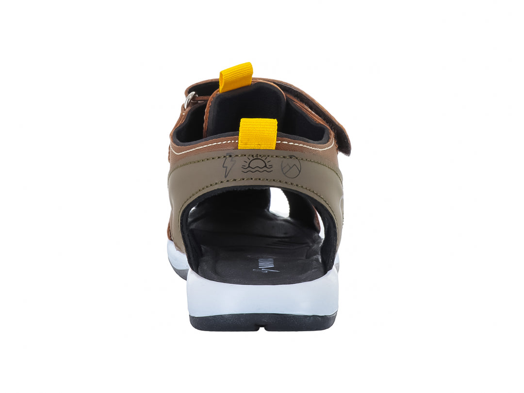 Sandalia VAVITO para niño en color cognac con suela blanca y negra y cierre de velcro.