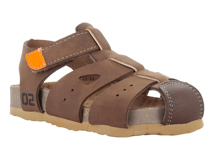 Sandalia marrón para niño con correas ajustables de velcro y detalle en color naranja.
