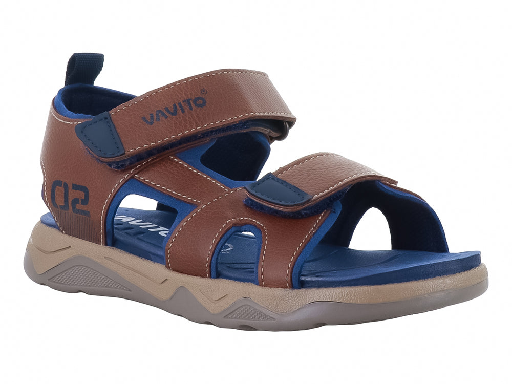 Sandalia para niño en color marrón cognac y azul con correas de velcro y suela beige.