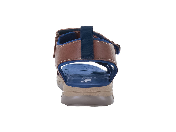 Sandalia para niño en color marrón cognac y azul con correas de velcro y suela beige.