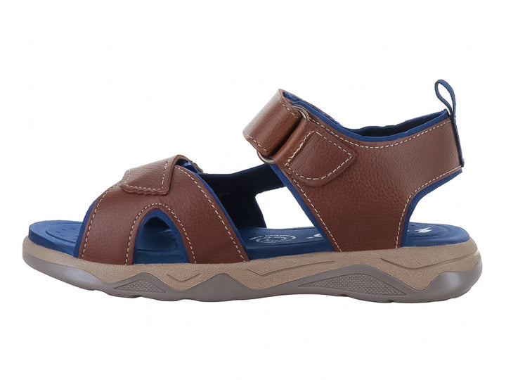 Sandalia para niño en color marrón cognac y azul con correas de velcro y suela beige.