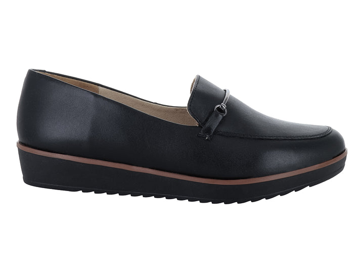 Zapato plano tipo loafer de piel negra con suela de plataforma y detalle lineal en color café.