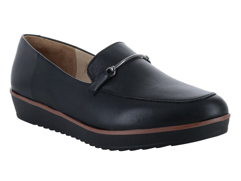 Zapato plano tipo loafer de piel negra con suela de plataforma y detalle lineal en color café.