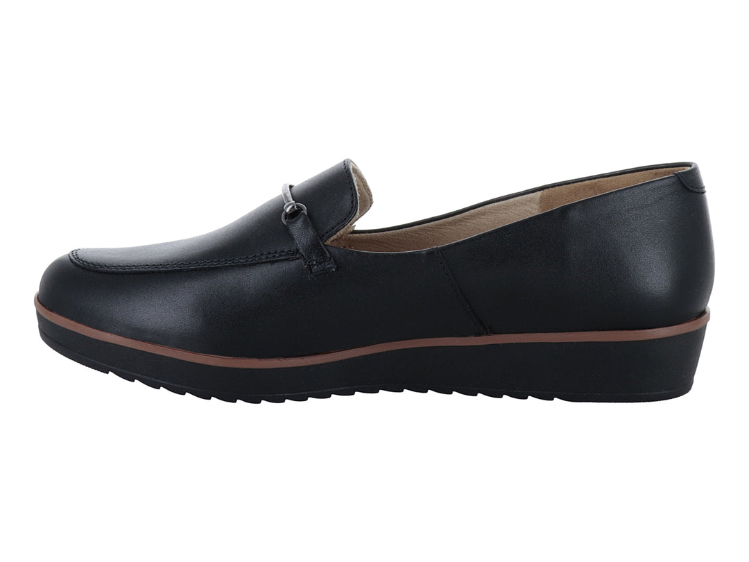 Zapato plano tipo loafer de piel negra con suela de plataforma y detalle lineal en color café.