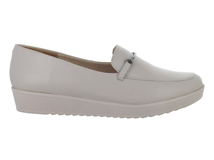 Zapato mocasín color almendra de piel con suela de plataforma y detalle metálico.