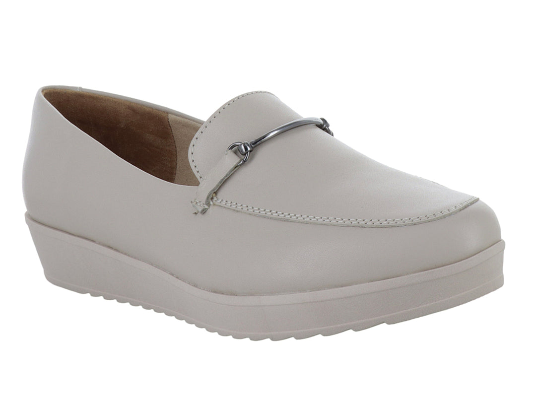 Zapato mocasín color almendra de piel con suela de plataforma y detalle metálico.