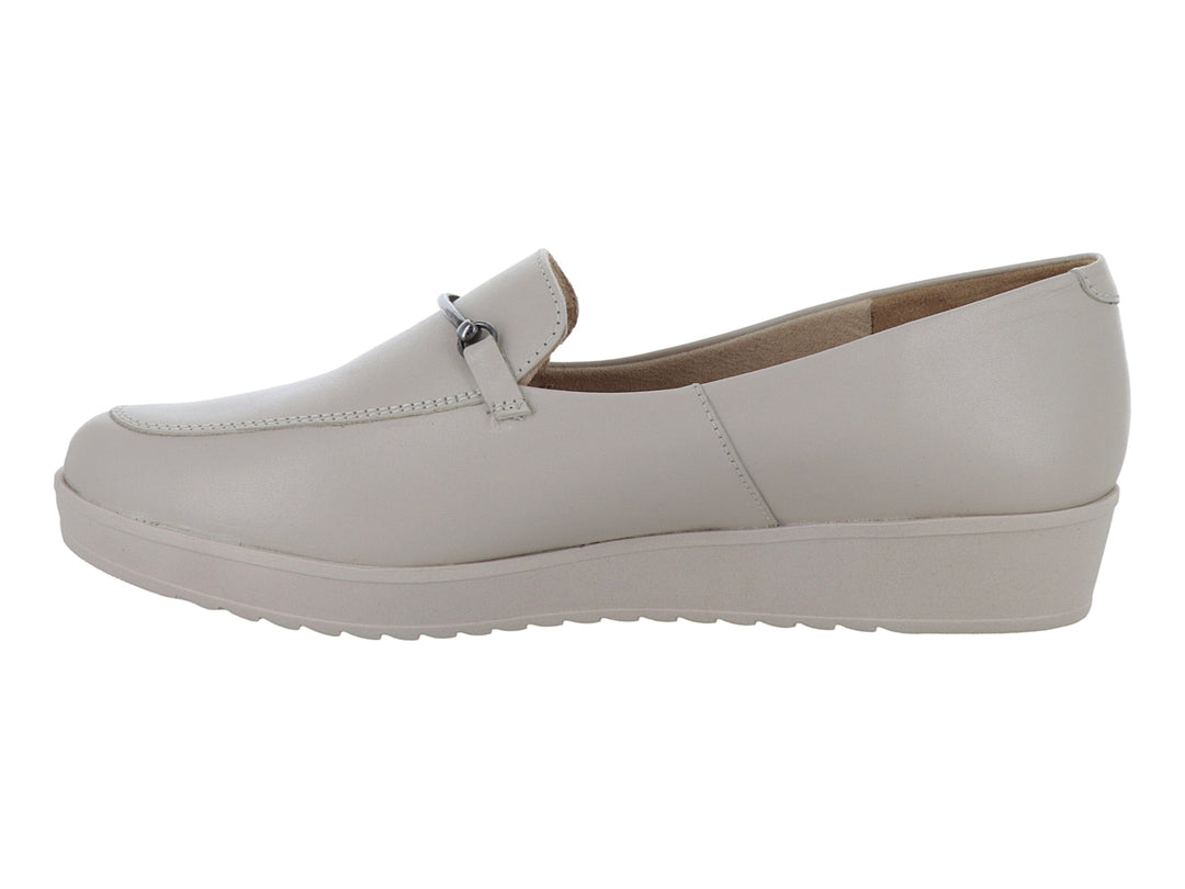 Zapato mocasín color almendra de piel con suela de plataforma y detalle metálico.