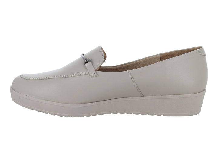 Zapato mocasín color almendra de piel con suela de plataforma y detalle metálico.
