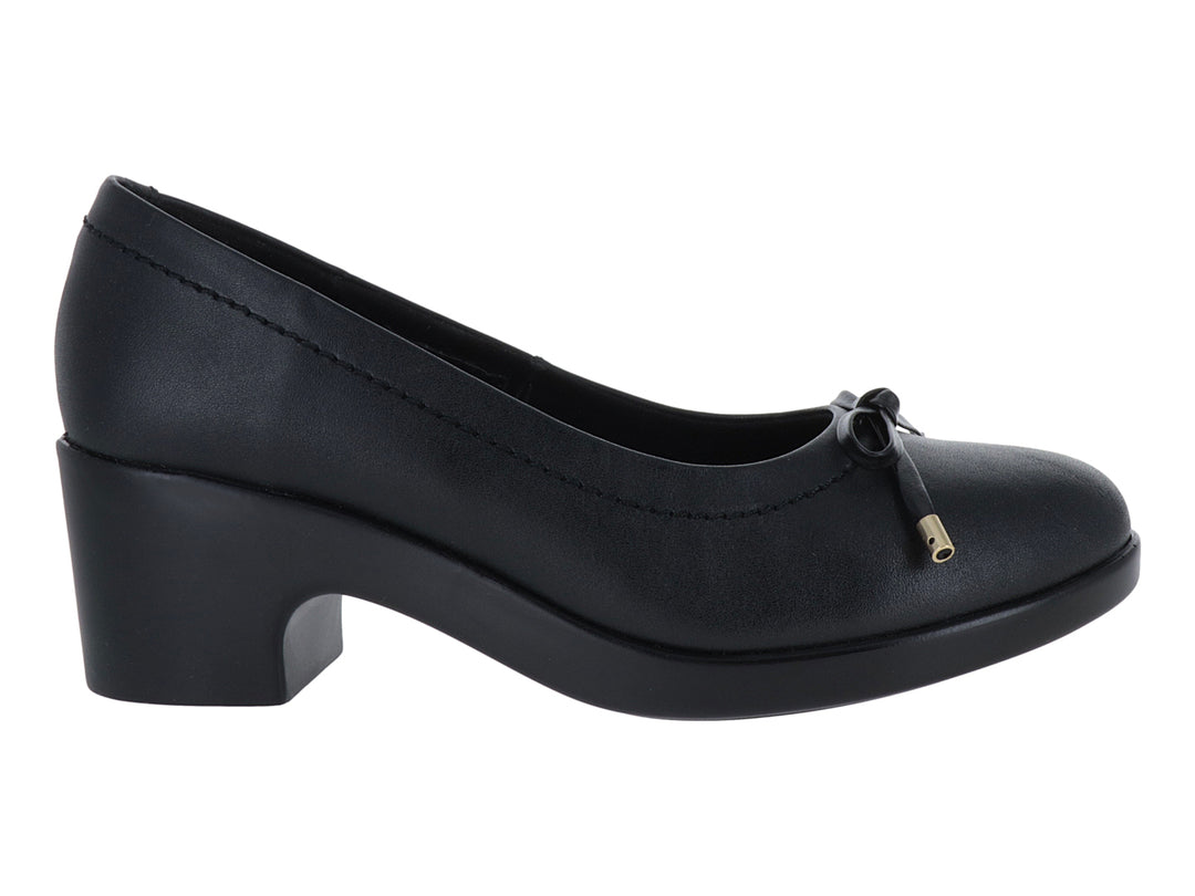 Zapato negro de piel con tacón bajo cuadrado y detalle de moño dorado en la parte frontal.