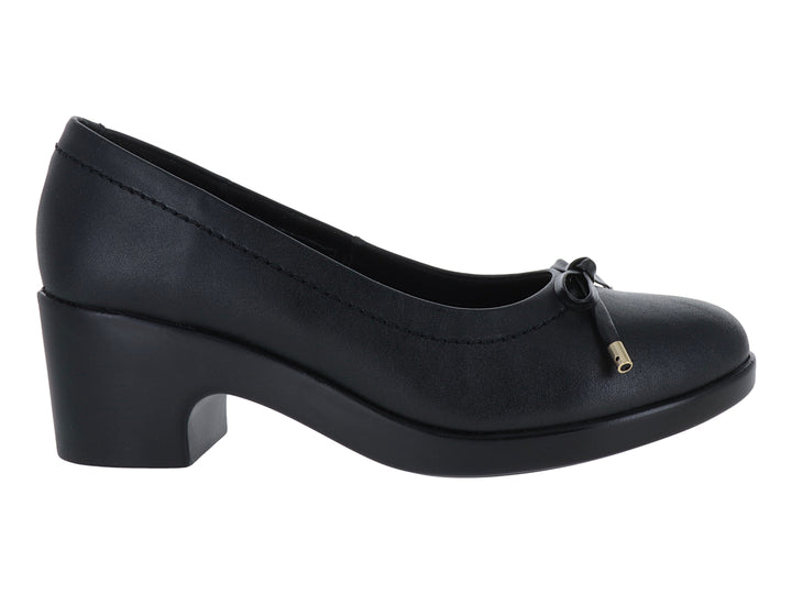 Zapato negro de piel con tacón bajo cuadrado y detalle de moño dorado en la parte frontal.