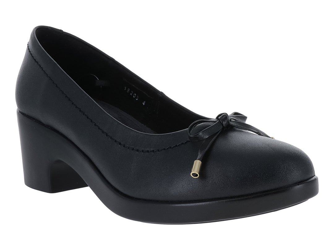 Zapato negro de piel con tacón bajo cuadrado y detalle de moño dorado en la parte frontal.