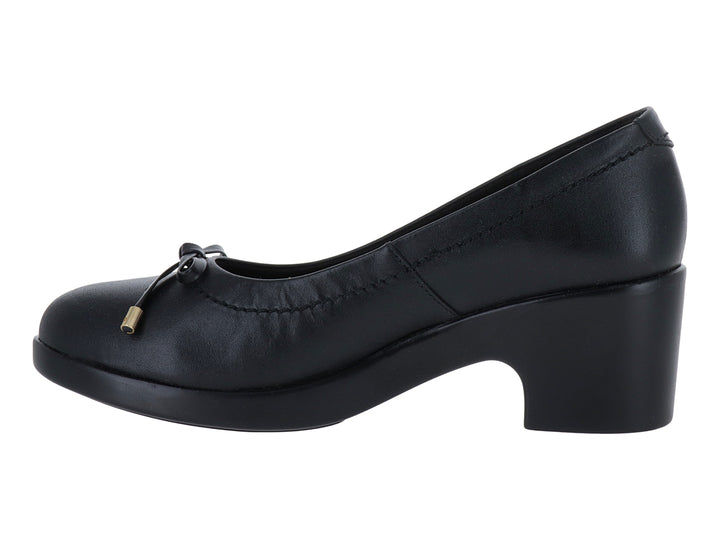 Zapato negro de piel con tacón bajo cuadrado y detalle de moño dorado en la parte frontal.