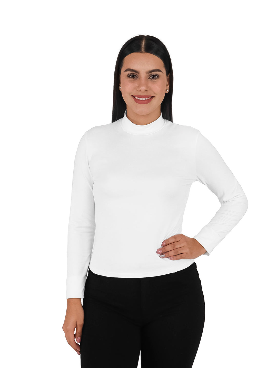 Mujer vistiendo blusa color ivory de manga larga y cuello alto.