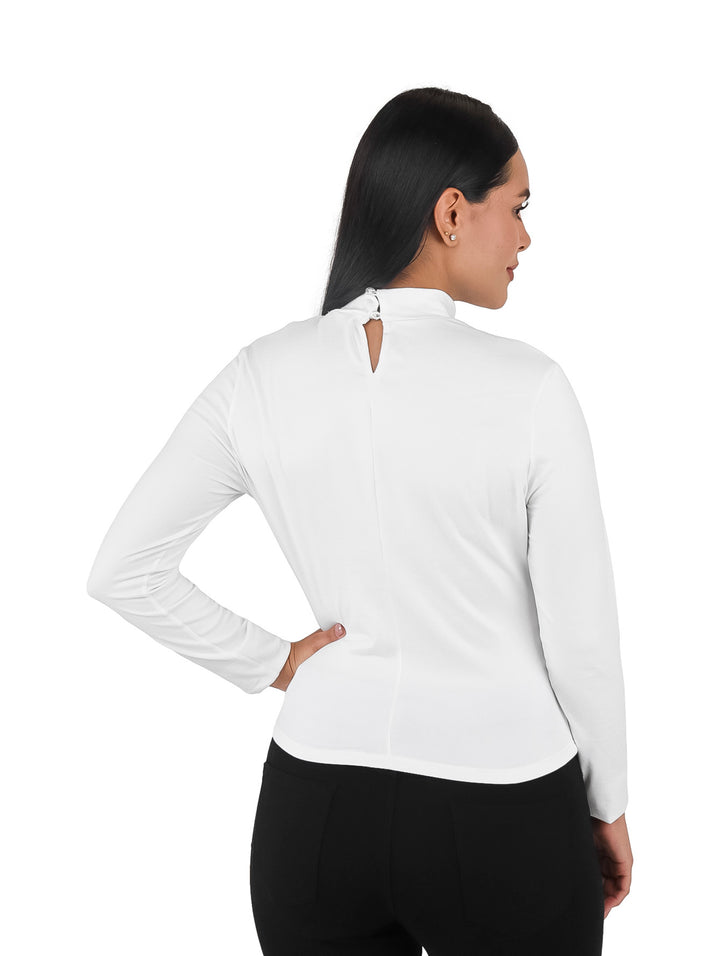 Mujer vistiendo blusa color ivory de manga larga y cuello alto.
