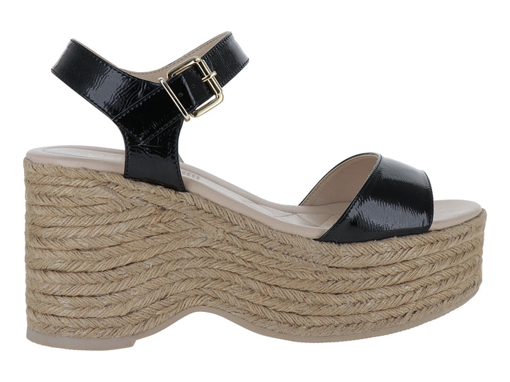 Sandalia de plataforma alta con tiras negras brillantes y suela de cuerda beige.